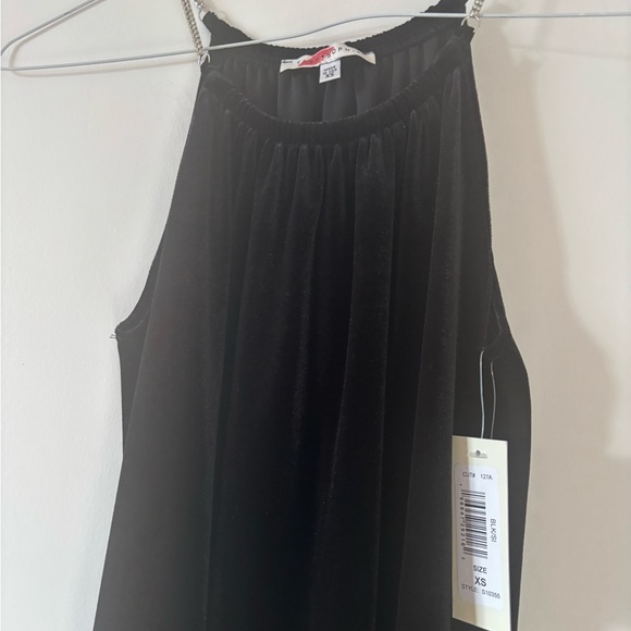 Elegant Black Sleeveless Top - Picture 1 of 4